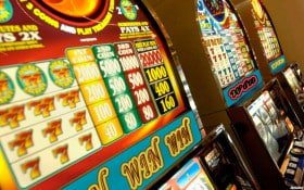 44mmkapp Live Blackjack ကတ်ဂိမ်း 21 ကစားနေသော Live Dealer မြင်ကွင်း